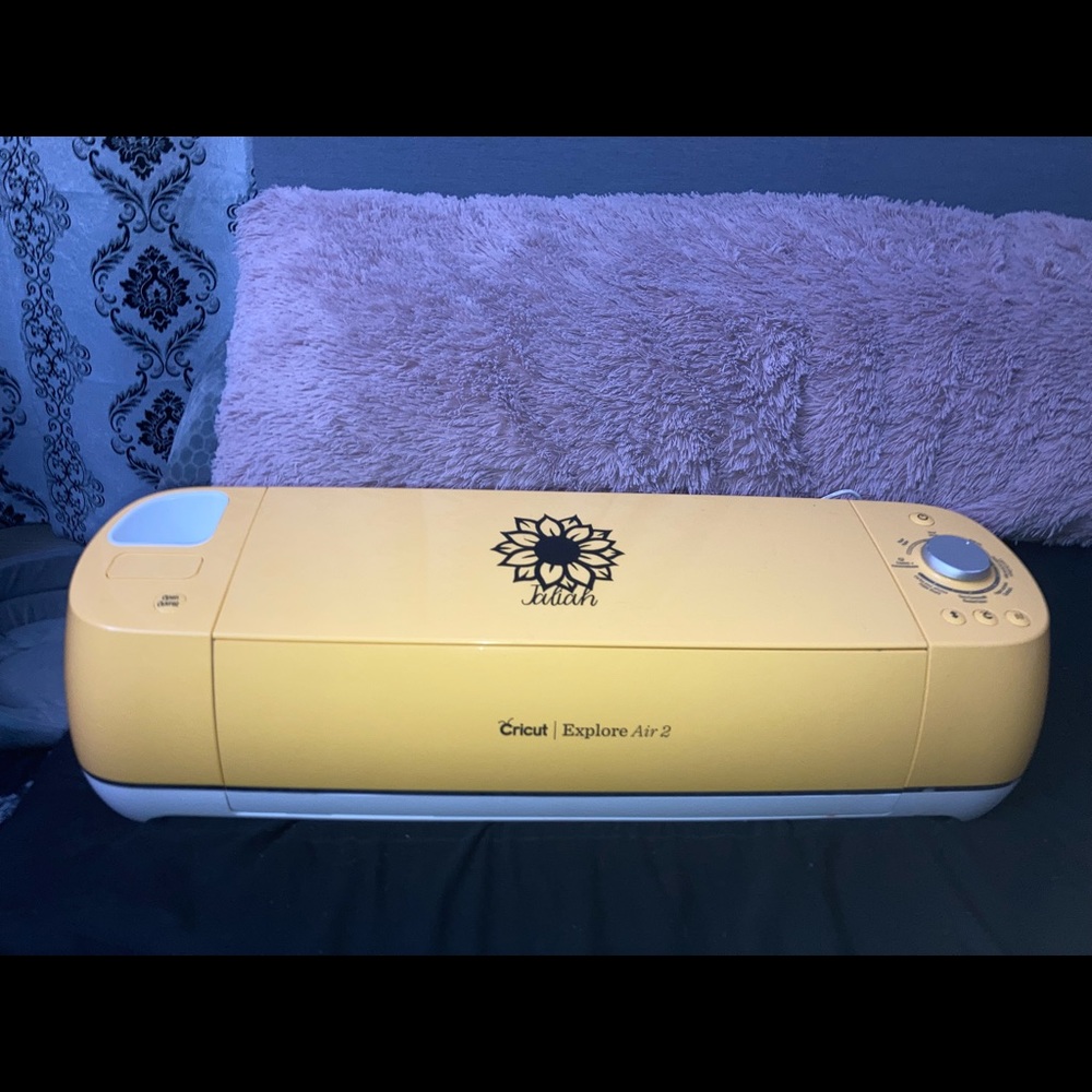 Like new, perfect condition Cricut Explore Air 2 machine